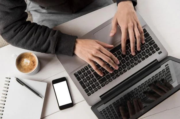 Mains sur un clavier, écran de travail